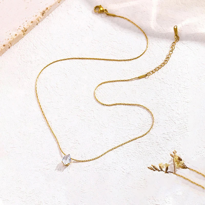 Elegant Teardrop Pendant Necklace – 18K Gold-Plated with Clear Crystal