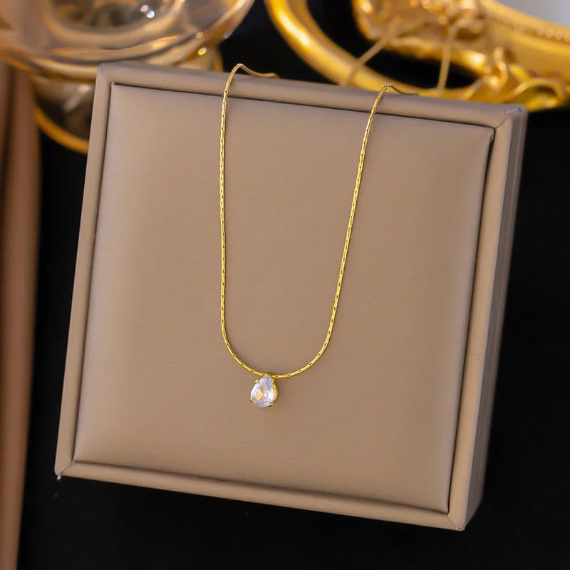 Elegant Teardrop Pendant Necklace – 18K Gold-Plated with Clear Crystal