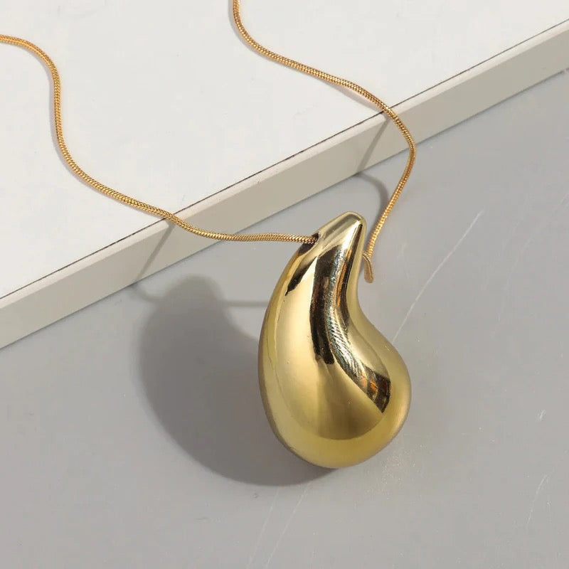 Elegant Gold Teardrop Pendant Necklace