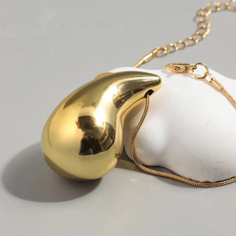 Elegant Gold Teardrop Pendant Necklace