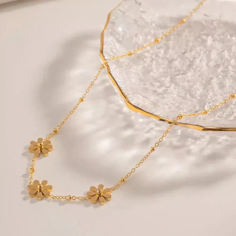 Elegant Triple Daisy Gold Necklace