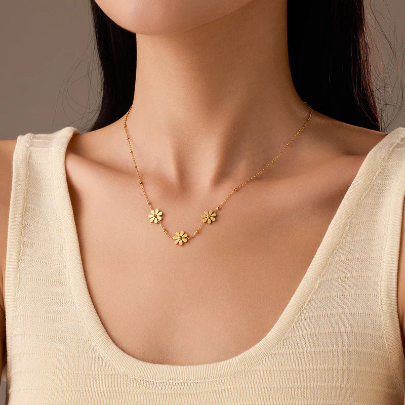 Elegant Triple Daisy Gold Necklace
