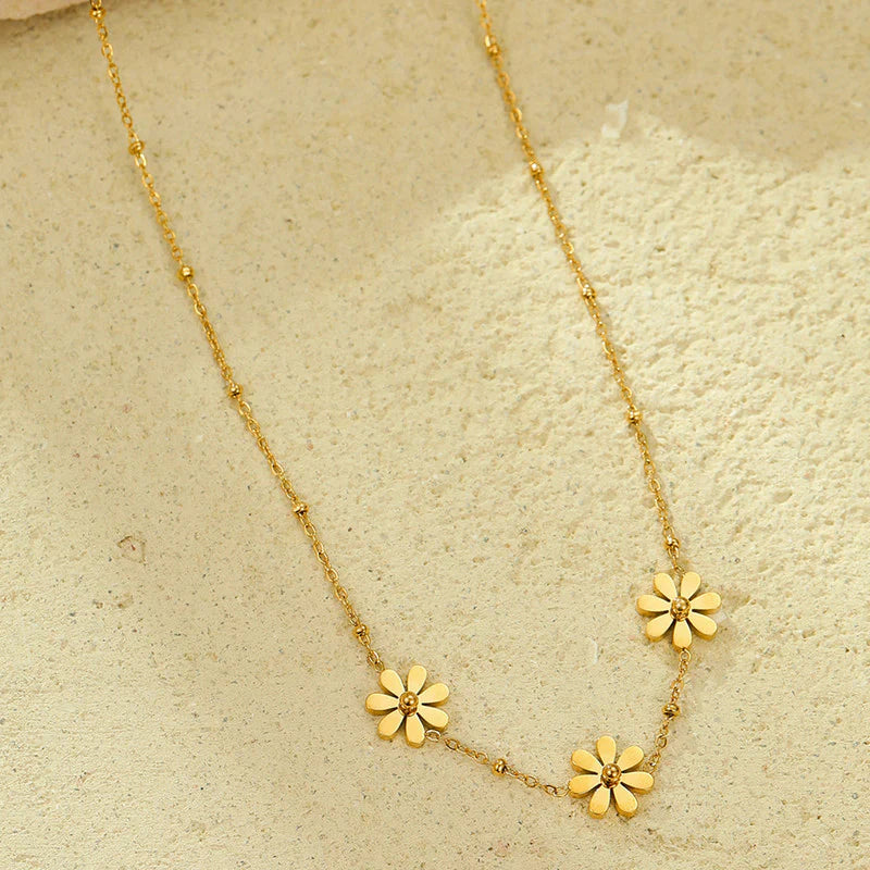 Elegant Triple Daisy Gold Necklace