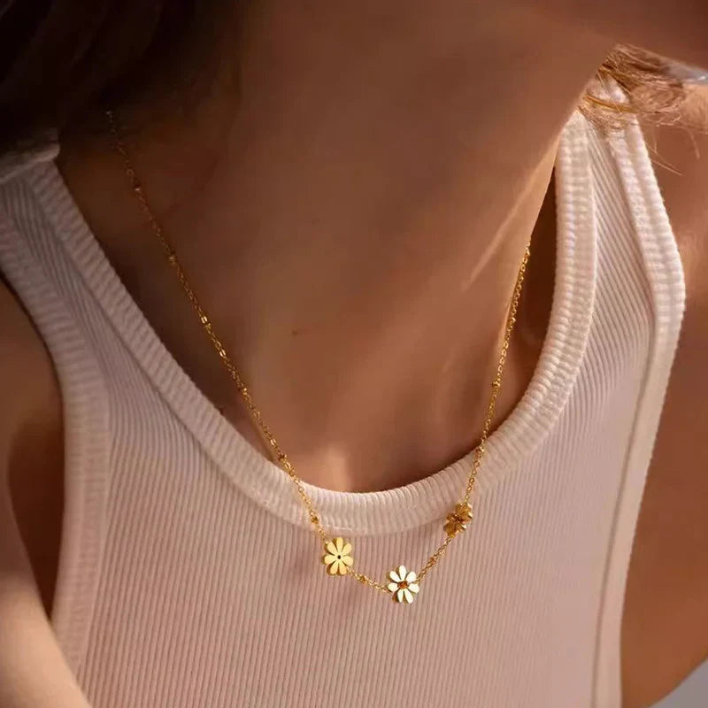 Elegant Triple Daisy Gold Necklace