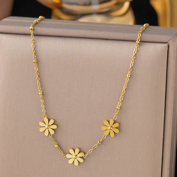 Elegant Triple Daisy Gold Necklace