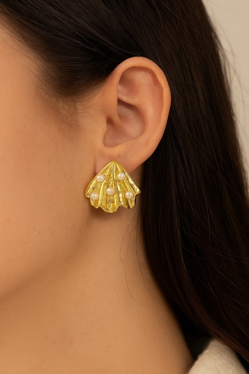 Elegant Gold Shell Stud Earring