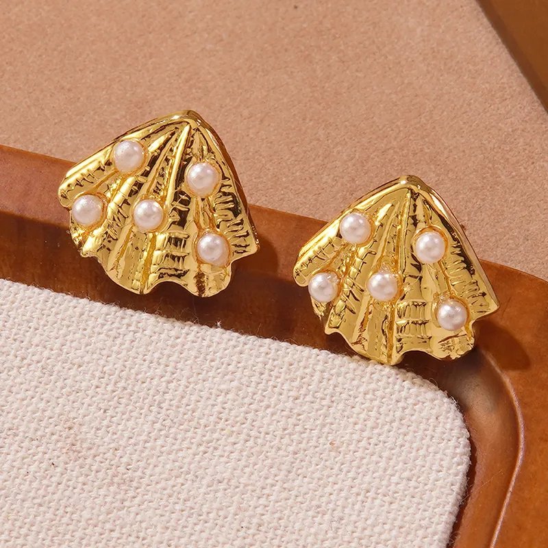 Elegant Gold Shell Stud Earring