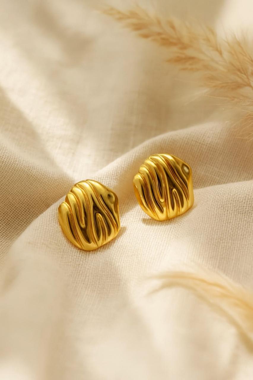 Minimal Gold Stud Earring