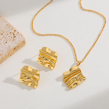 Luxury Textured Gold Pendant Set