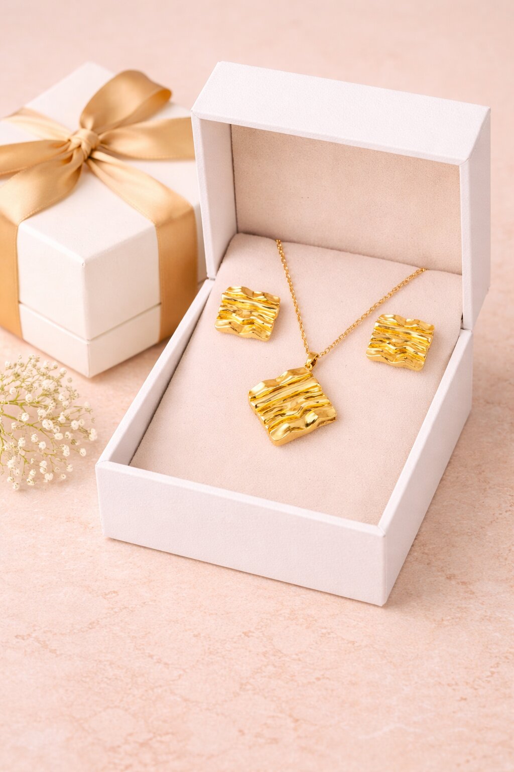 Luxury Textured Gold Pendant Set