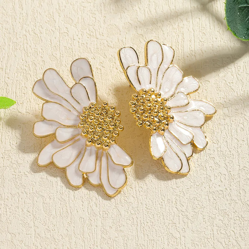 Daisy Bloom Gold & Pearl White Statement Earring