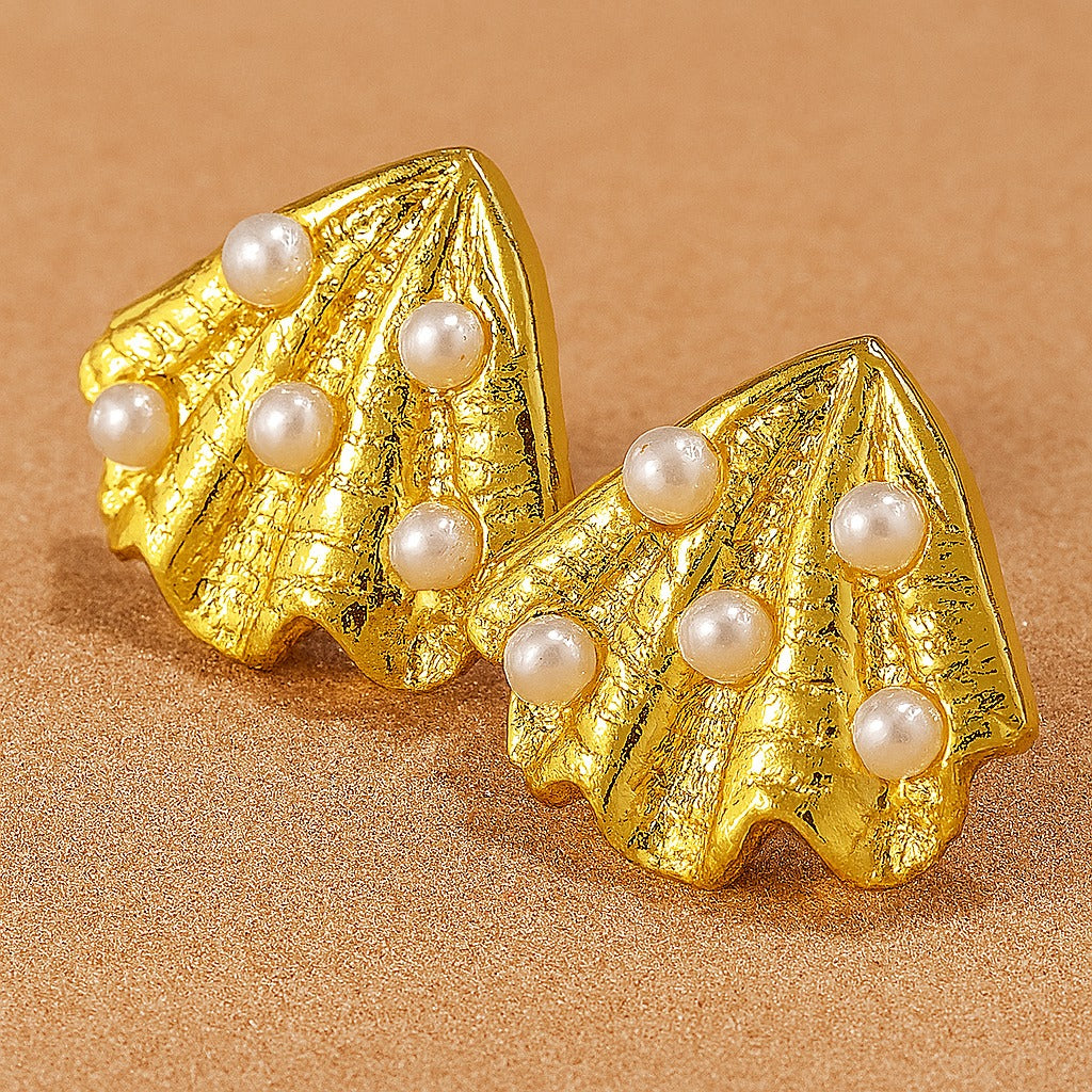 Elegant Gold Shell Stud Earring