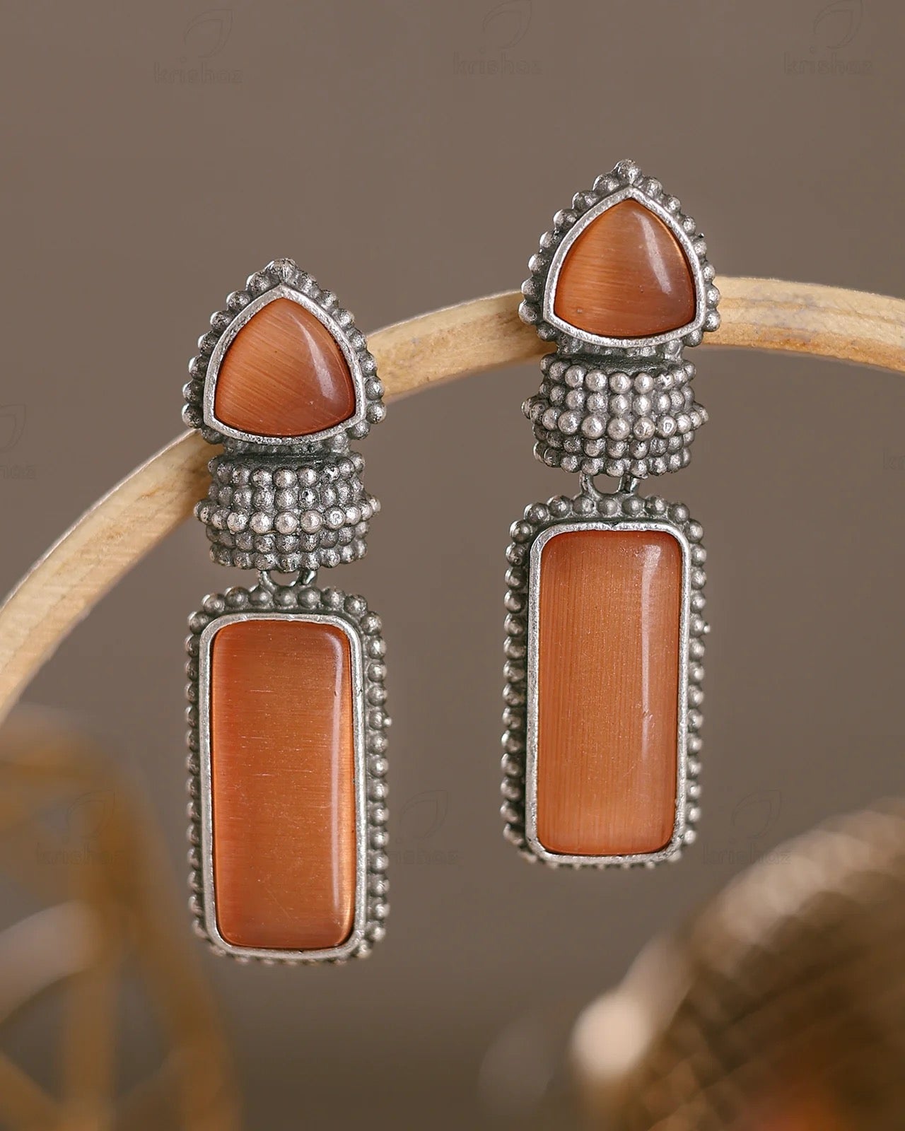 Arya Dangler Earring